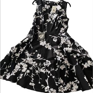 NEW! Pinup style black and white floral dress with belt 👗